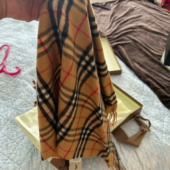 Authentic children’s Burberry Bandana Scarf NWT box - Picture 7 of 11
